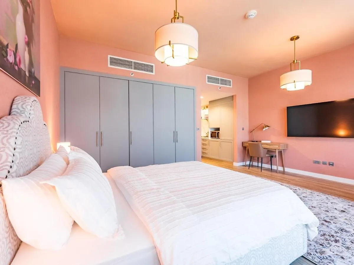 King Bed Studio - Near Metro - Pool - Fast Wifi Dubai