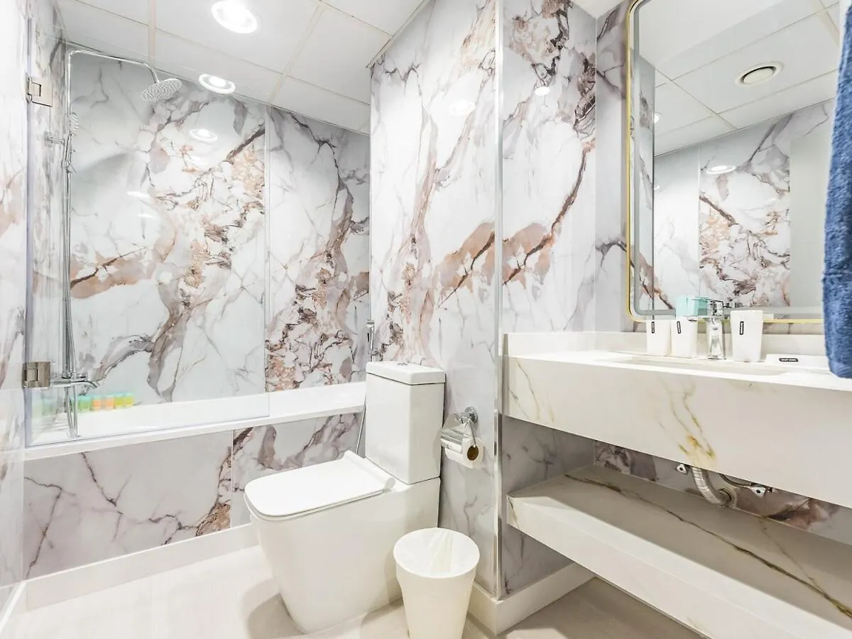 King Bed Studio - Near Metro - Pool - Fast Wifi Dubai