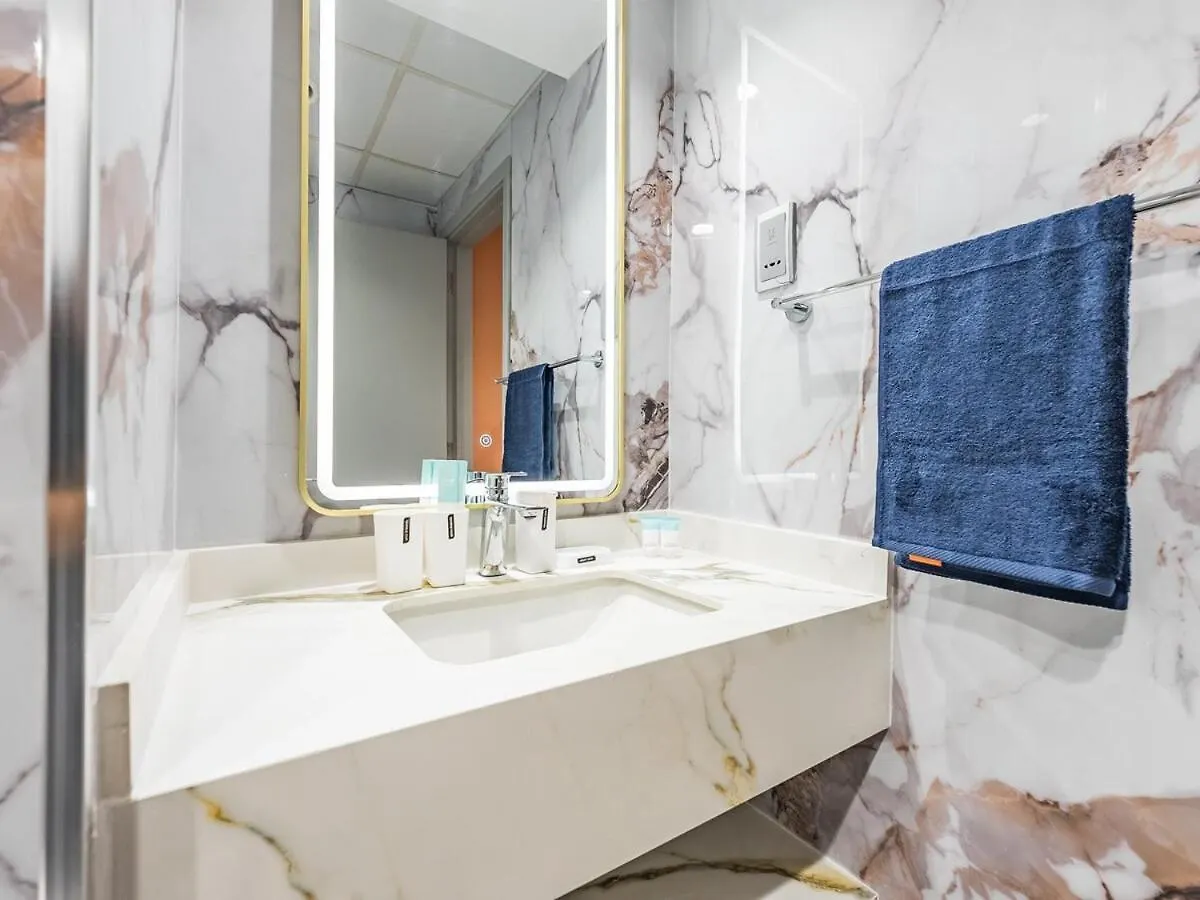 King Bed Studio - Near Metro - Pool - Fast Wifi Dubai Apartment