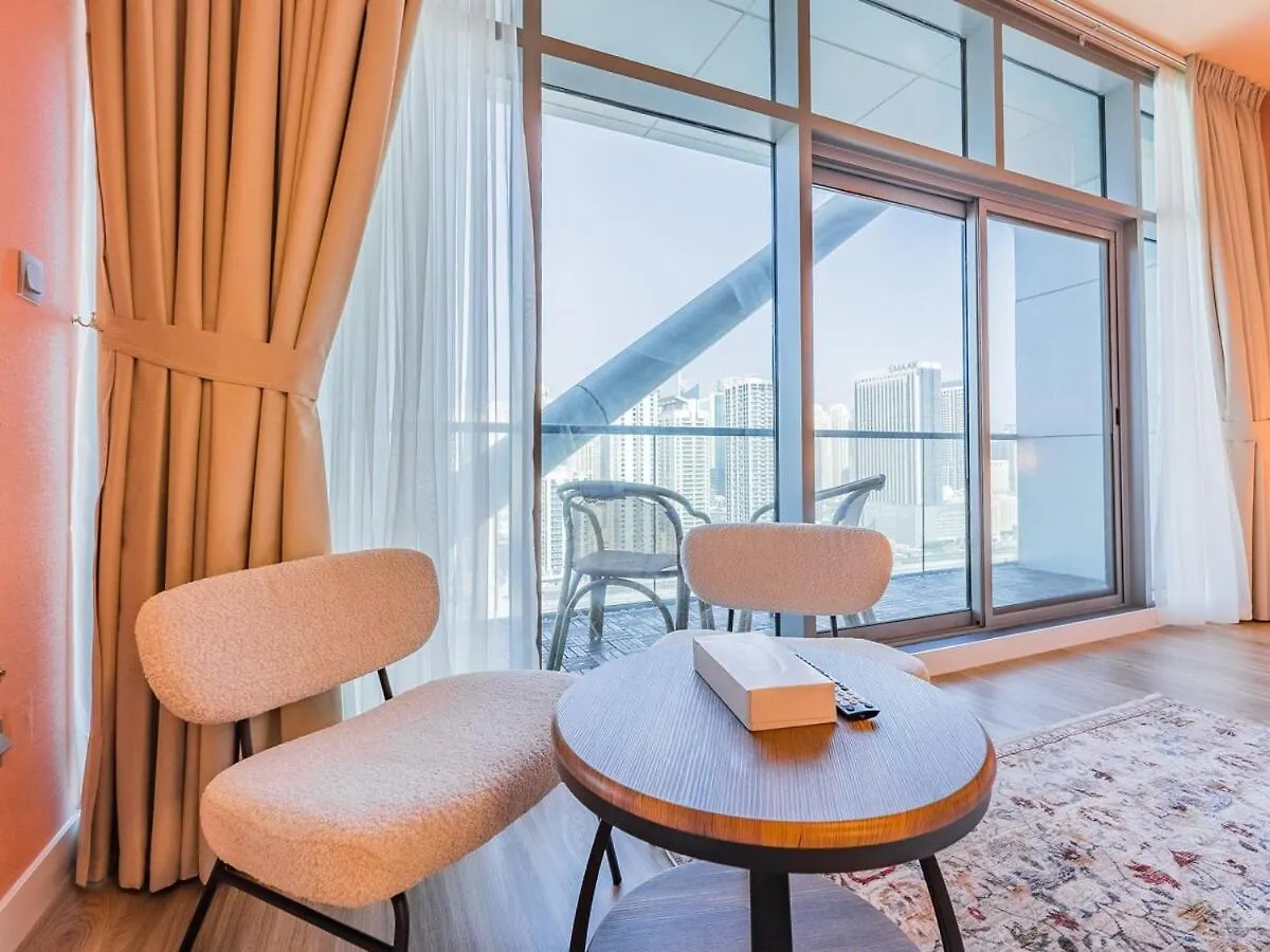 Apartment King Bed Studio - Near Metro - Pool - Fast Wifi Dubai