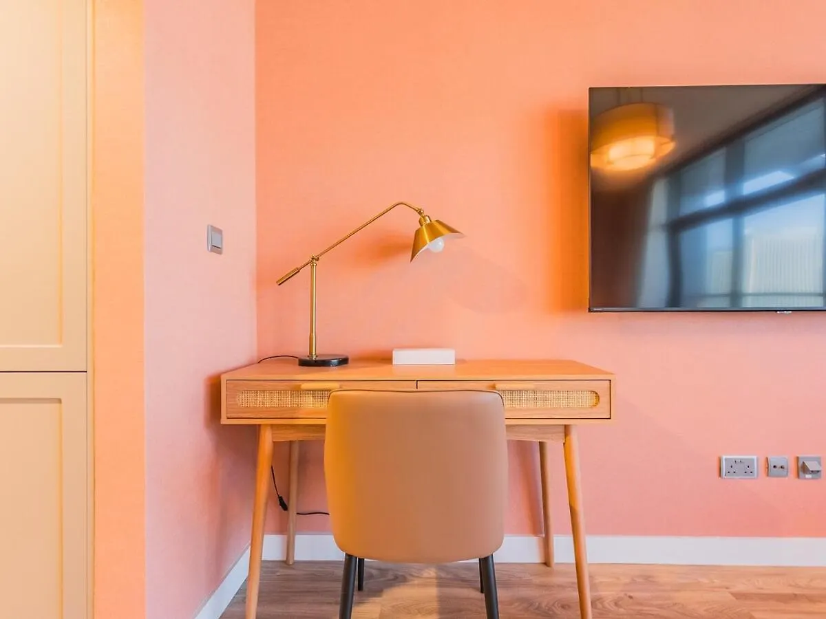 King Bed Studio - Near Metro - Pool - Fast Wifi Dubai 0*,