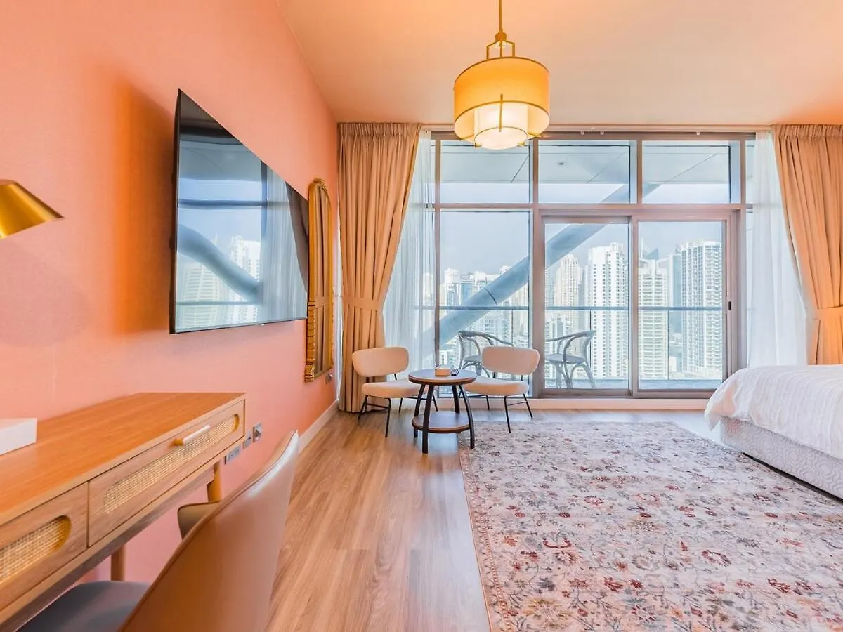King Bed Studio - Near Metro - Pool - Fast Wifi Dubai Apartment