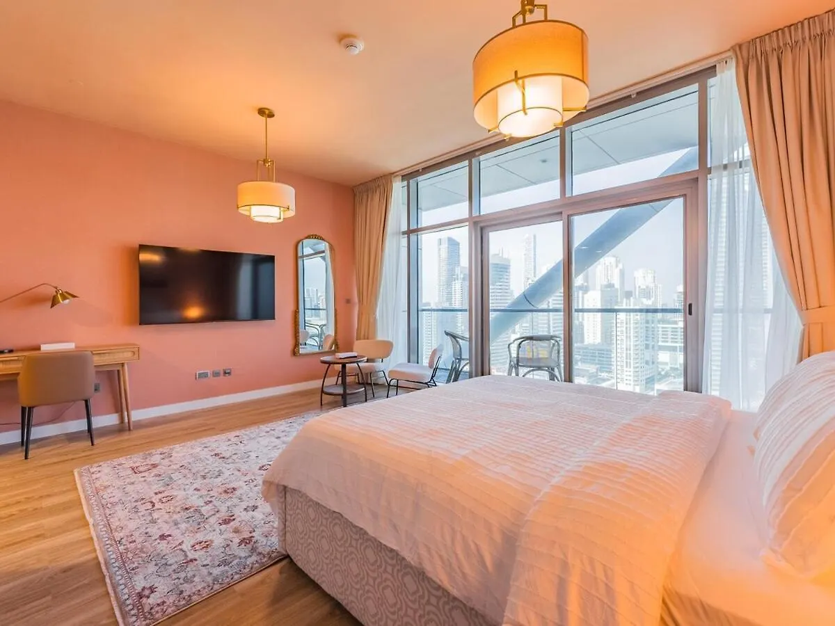 King Bed Studio - Near Metro - Pool - Fast Wifi Dubai