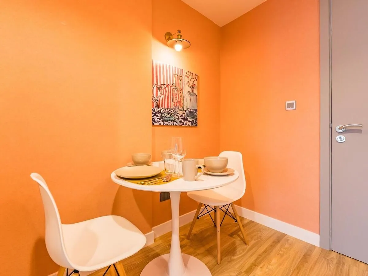 Apartment King Bed Studio - Near Metro - Pool - Fast Wifi Dubai