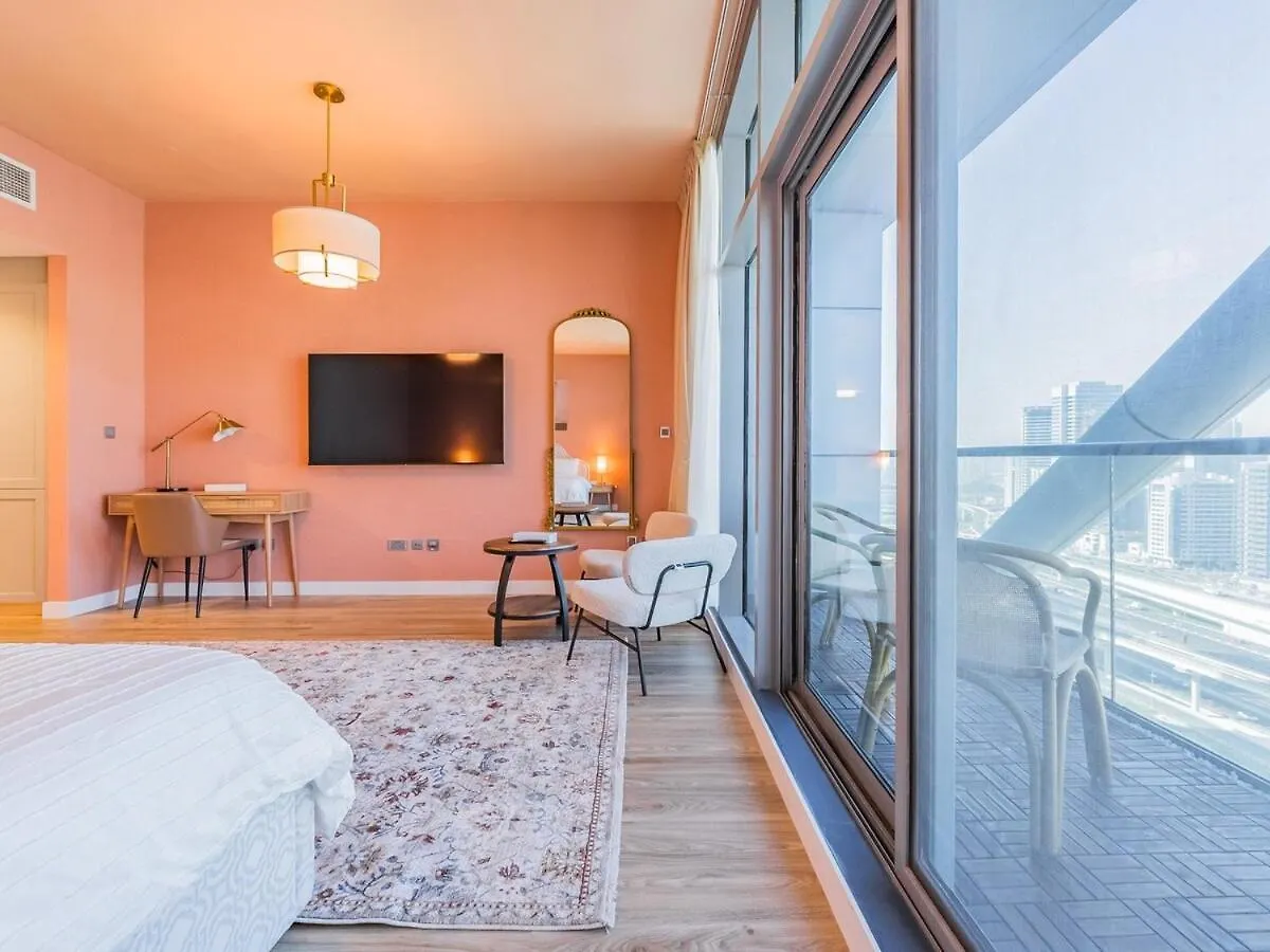 King Bed Studio - Near Metro - Pool - Fast Wifi Dubai